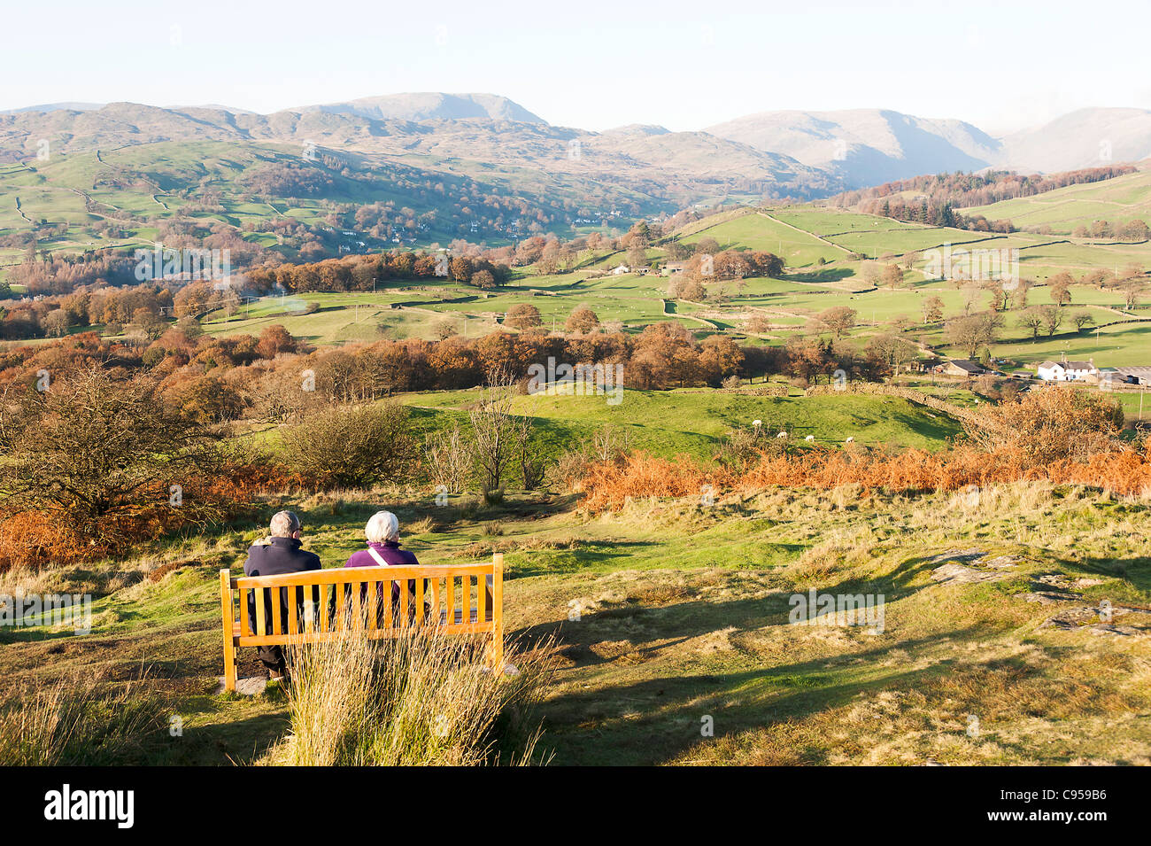 Blick in Richtung Troutbeck und Lakelandpoeten von Orrest Head Aussichtspunkt Windermere Lake District National Park Cumbria England UK Stockfoto