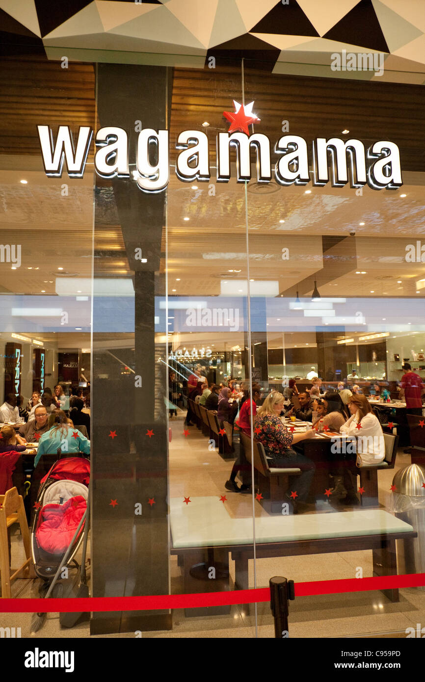 Wagamama japanisches Restaurant UK, Kunden Essen im Wagamama Restaurant an der Westfield Shopping Mall center Stratford London Großbritannien Stockfoto