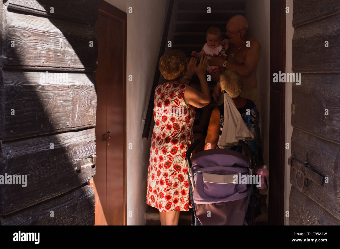 Italienische Familie stehen in Tür ein Baby anbeten. Stockfoto