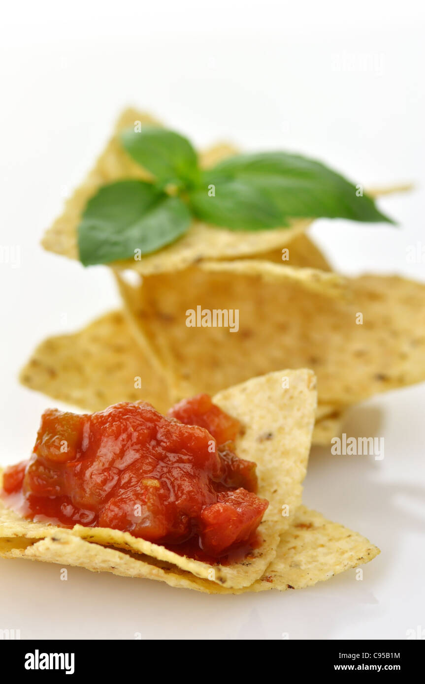 Mais-Tortilla chips mit Salsa auf weißem Hintergrund, Nahaufnahme Stockfoto