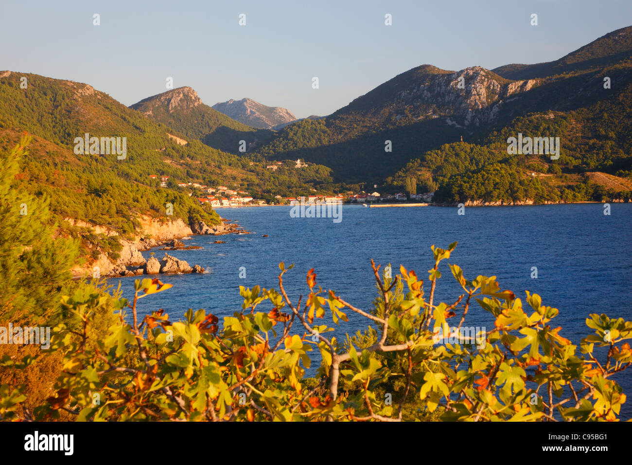 Zuljana Dorf in der Ferne in Peljesac Stockfoto