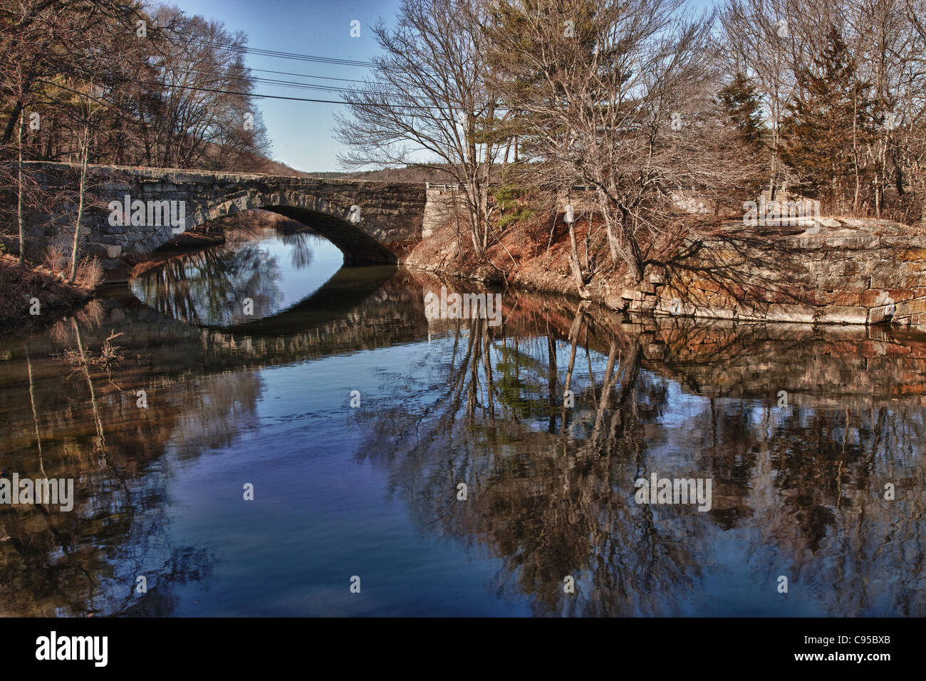 Stein-Bogen-Brücke über den Kanal Blackstone Stockfoto