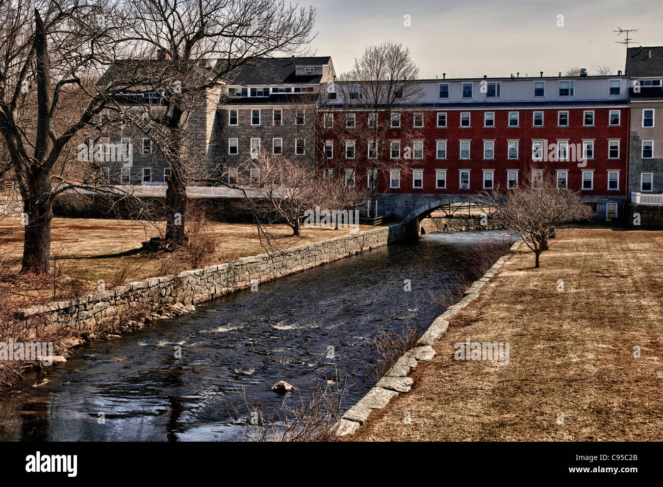 Krone und Adler Mühle in Uxbridge, Massachusetts wurde in Senioren-Wohnungen Stockfoto