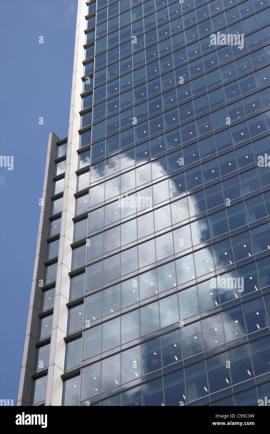 Wolken spiegeln sich in einem modernen Bürogebäude Stockfoto