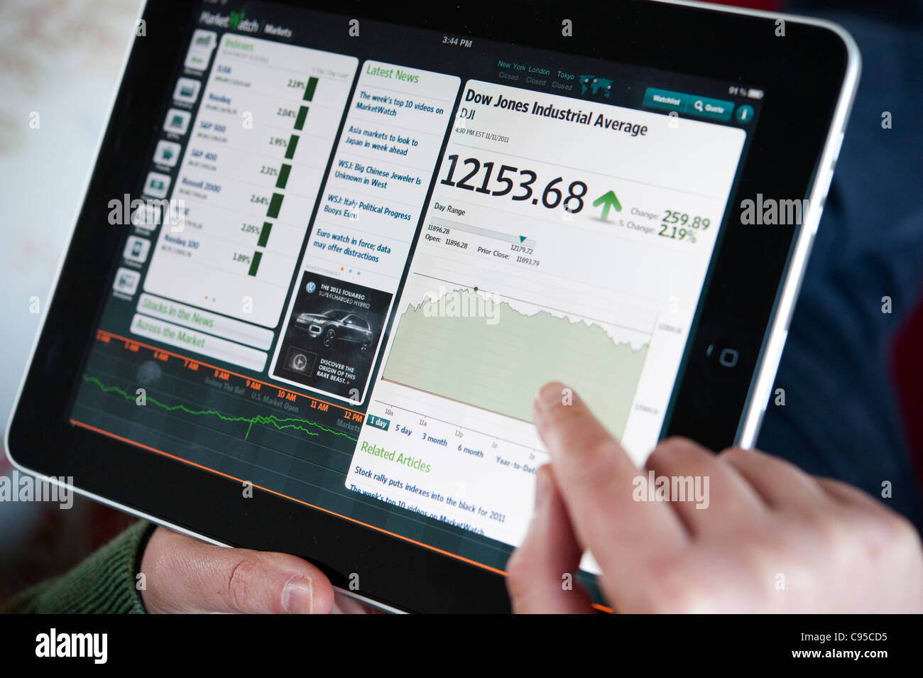 Frau mit iPad Tablet-Computer, Börsenkurse der Dow Jones Industrial Average Index zu überprüfen Stockfoto