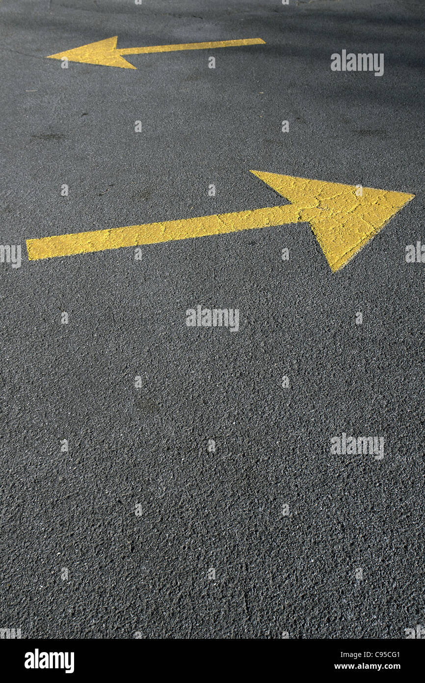 two-arrows-pointing-road-stockfotos-und-bilder-kaufen-alamy