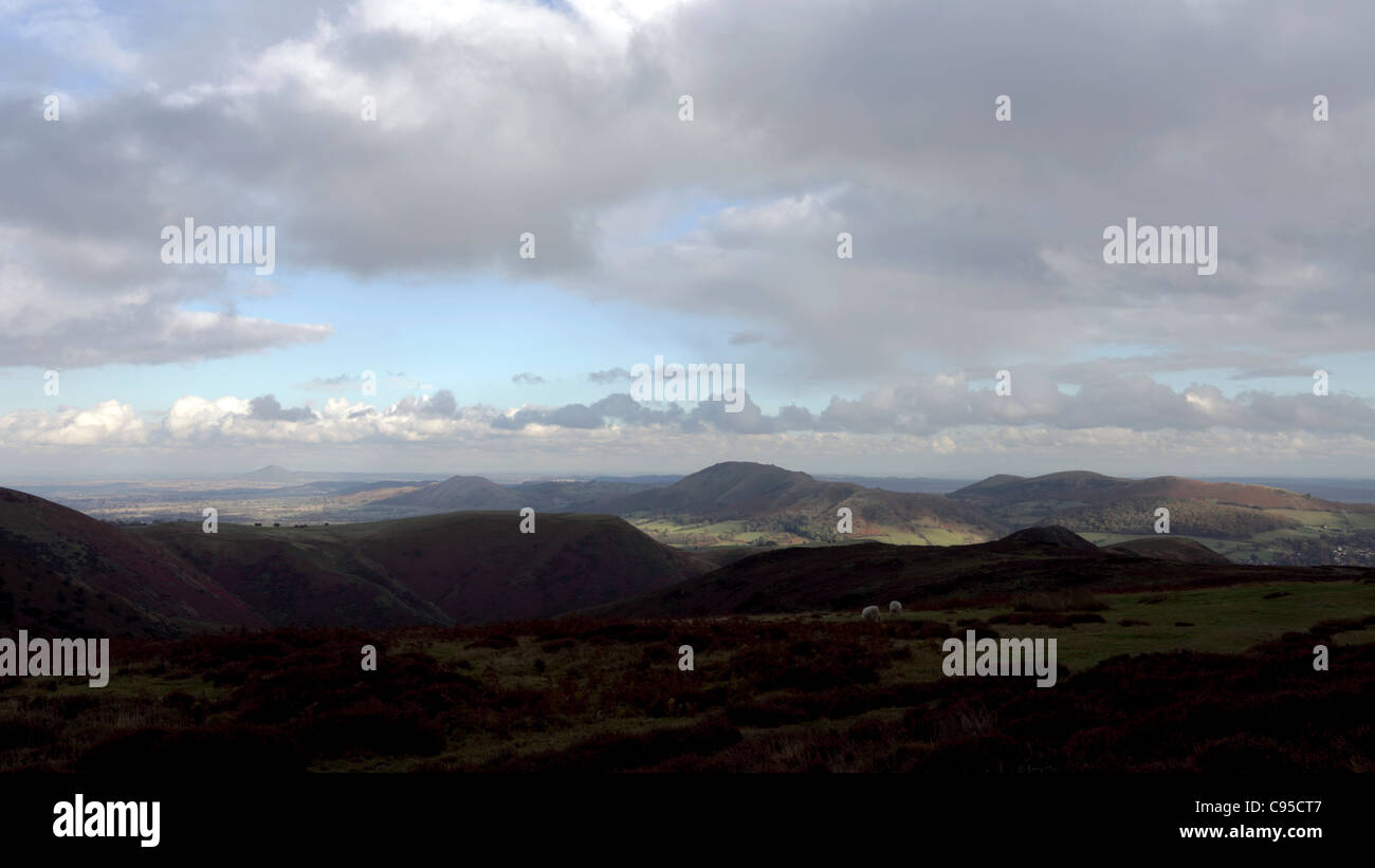 Shropshire Hügel gesehen von der Cardingmill in Richtung Nordosten und der Wrekin.The Basis von Caer Caradoc in Sonnenlicht getaucht ist. Stockfoto