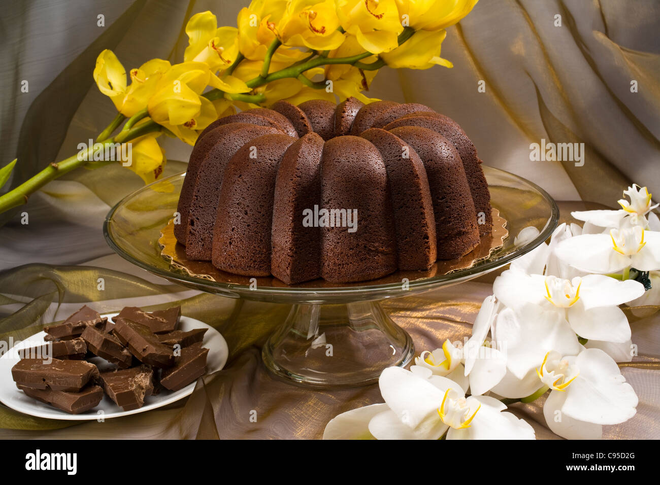 Schokoladen-Kuchen mit Schokolade und Blumen Stockfoto