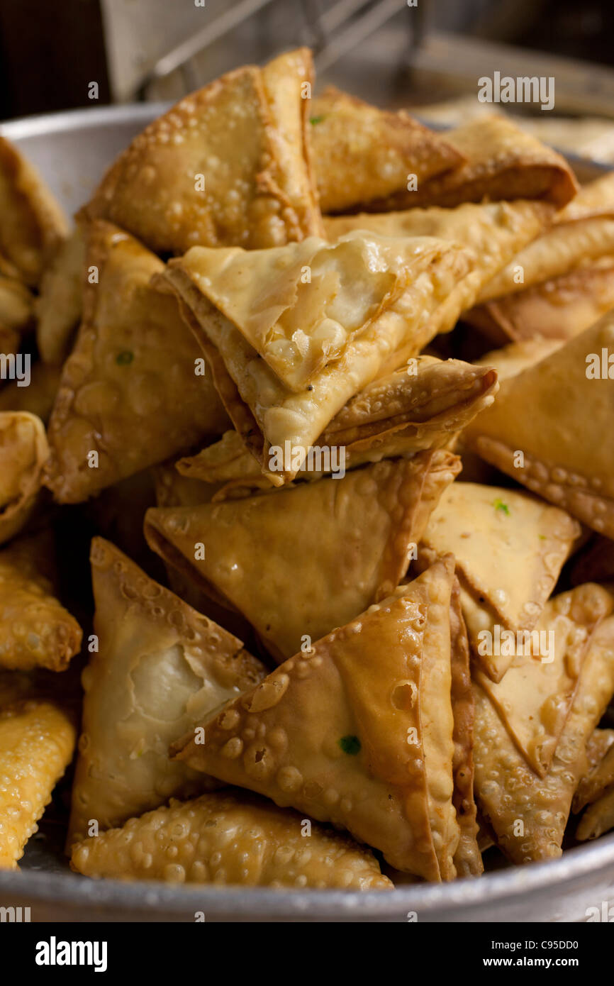 Samosa Teigtaschen Bäckerei Kuchen behandeln Snack indische Küche Stockfoto