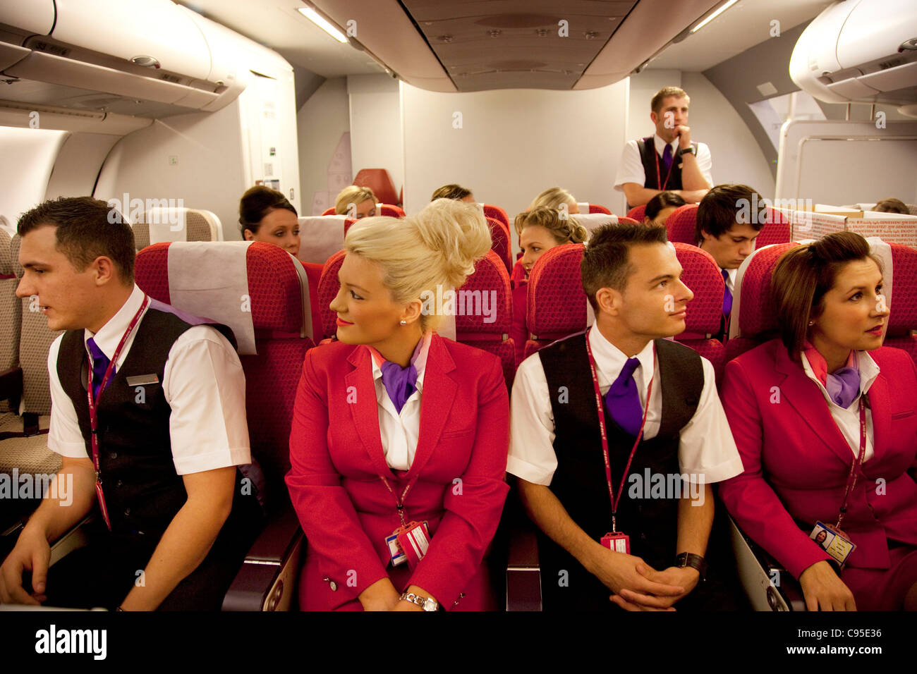 Virgin Atlantic Flugbegleiterin Ausbildung bei The Base Ausbildungsstätte. Stewardessen in roten