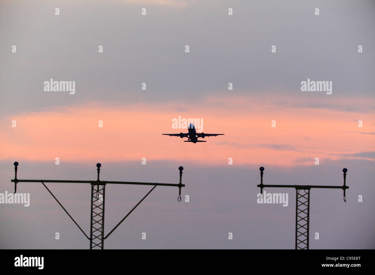 757 Flugzeug abheben in den Abendhimmel. Stockfoto