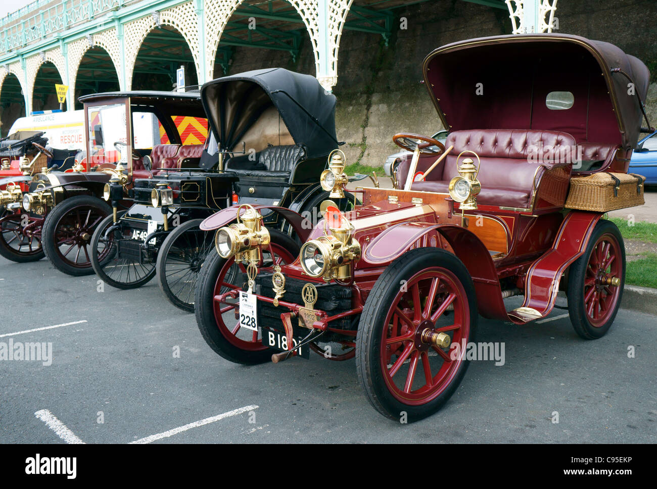 Oldtimer aufgereiht am Medeira Drive, Brighton am Ziel der jährlichen London to Brighton Veteran Car Run 2011 Stockfoto