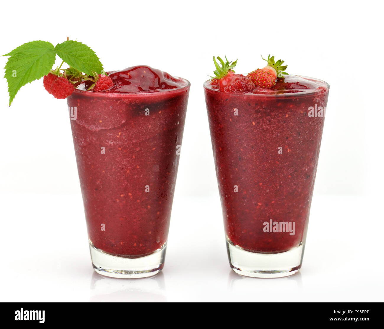 Gefrorene Erdbeeren und Himbeeren Smoothie mit frischen Beeren Stockfoto