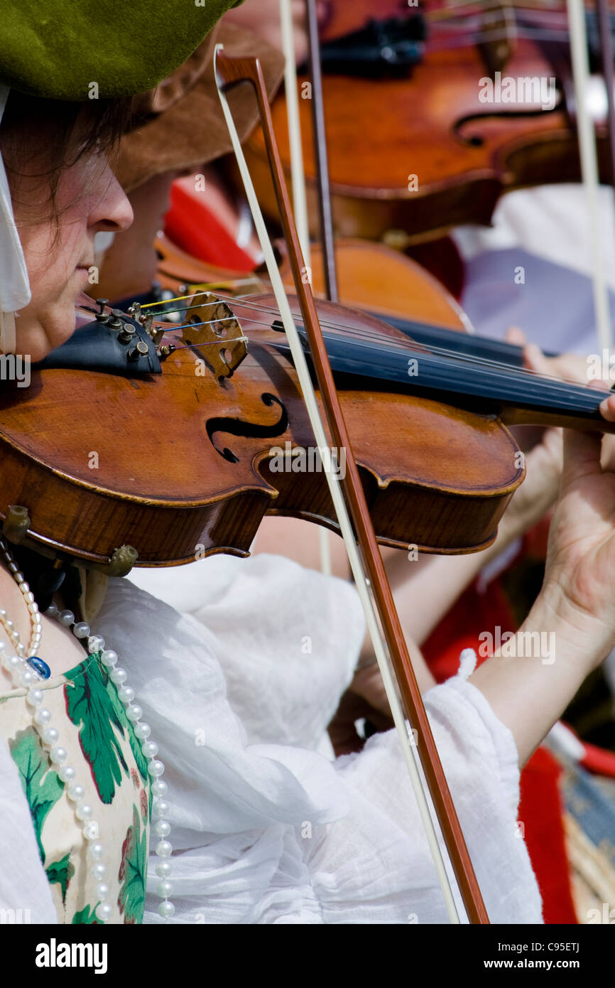 2010 Axbridge Festzug Kleid zurück Probebühne, Geigen üben vor der Hauptausstellung. Stockfoto
