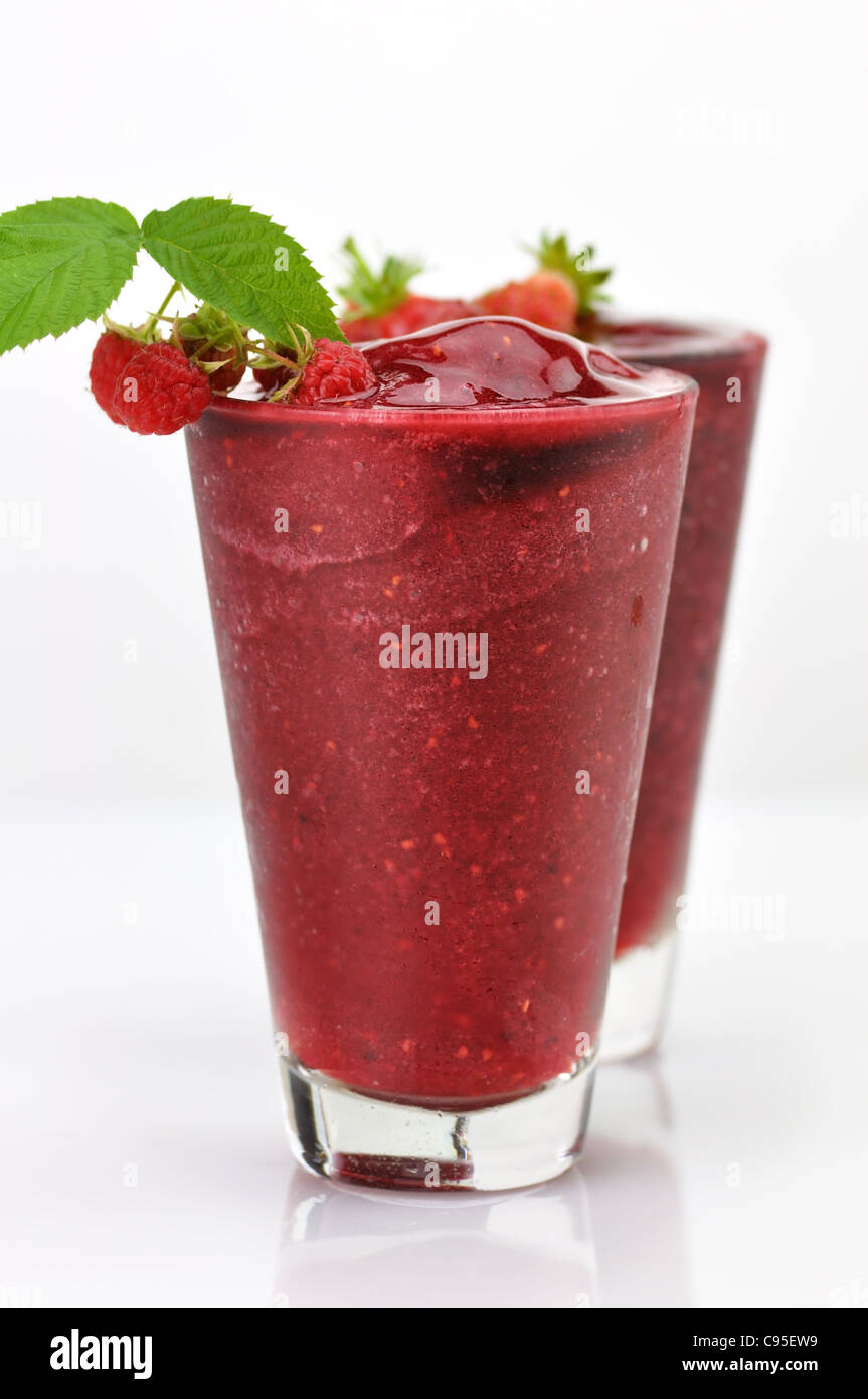 Gefrorene Erdbeeren und Himbeeren Smoothie mit frischen Beeren Stockfoto