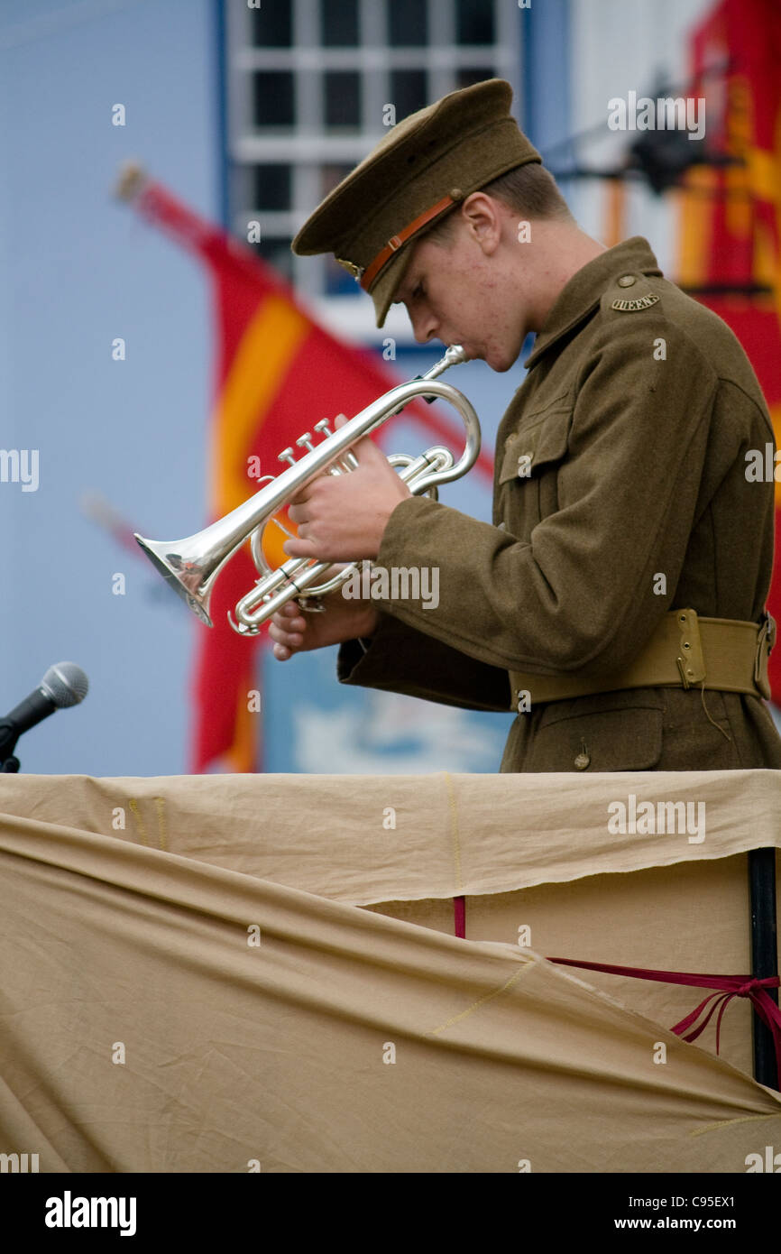 2010 Axbridge Festzug zurück, Theaterstücke Trompeter durch der Szene der 1. Weltkrieg spielt am Set. Stockfoto