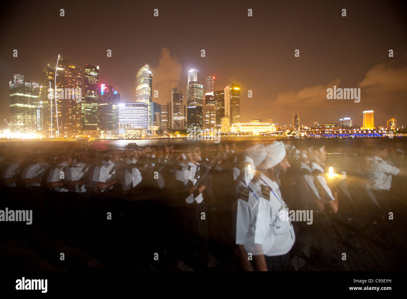 Skyline von Singapur mit Militärparade vorbei Stockfoto