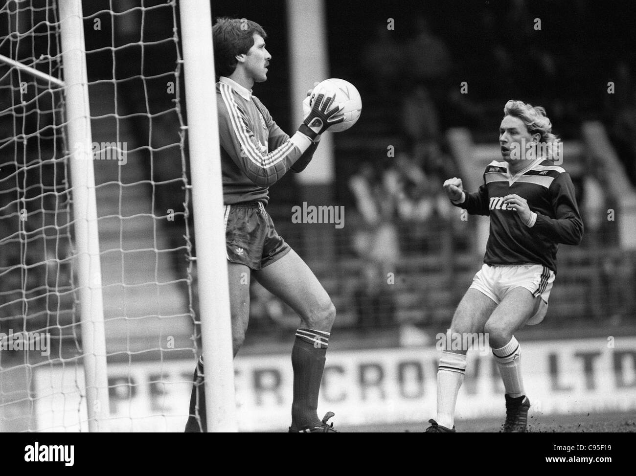 Aston Villa V Queens Park Rangers im Villa Park 02.07.87 QPR Torhüter David Seaman und Villa Paul Birch Stockfoto