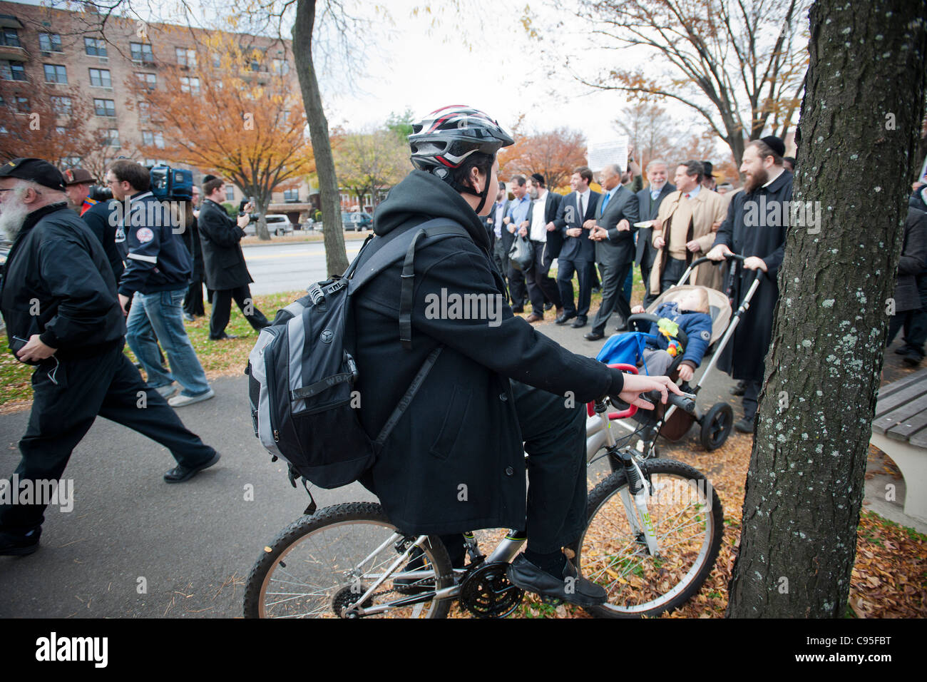 März Ocean Parkway im Stadtteil Brooklyn in New York gegen den Antisemitismus Erfolges Stockfoto