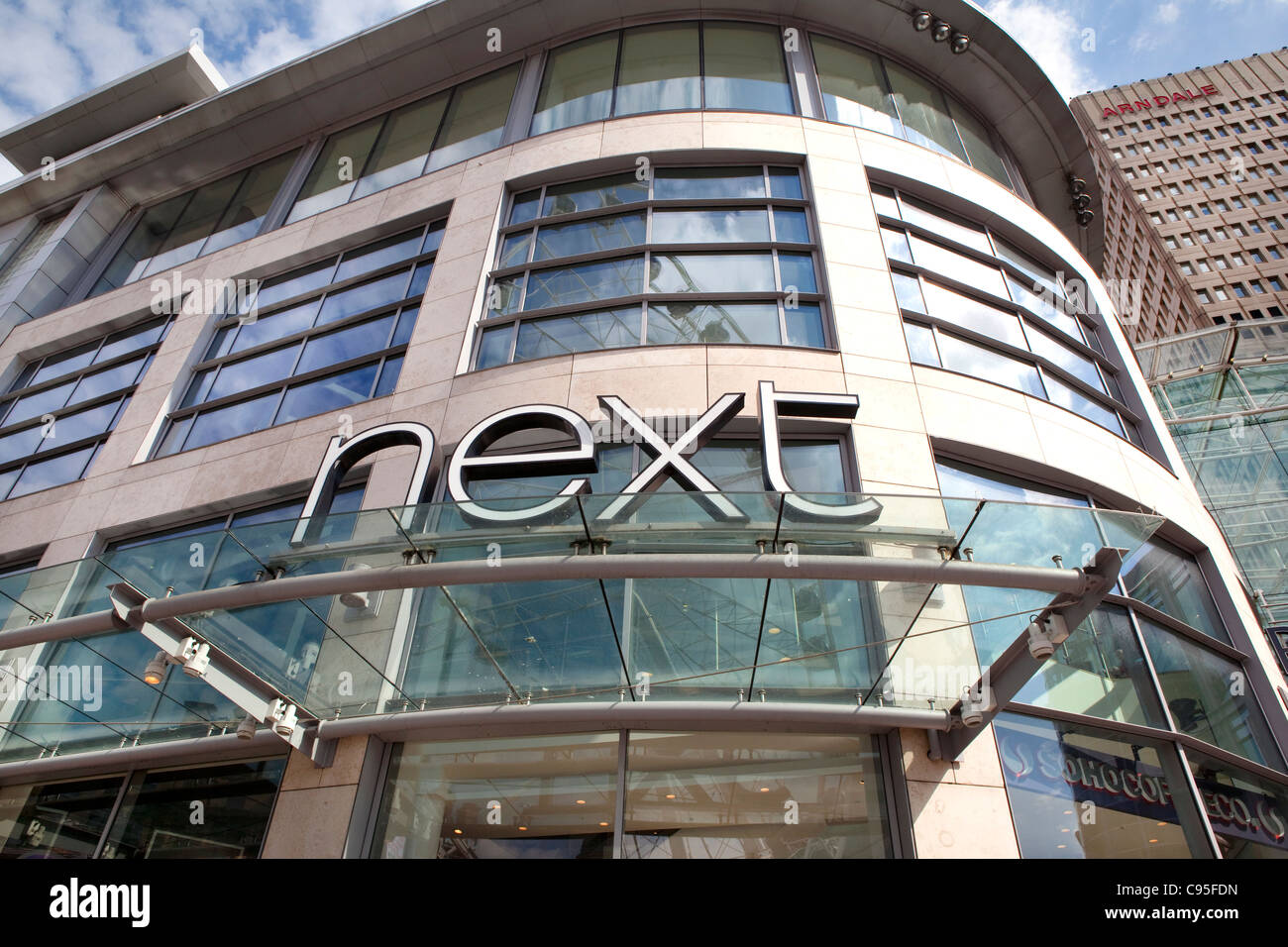 Nächste Logo auf Ladenfront. Stockfoto