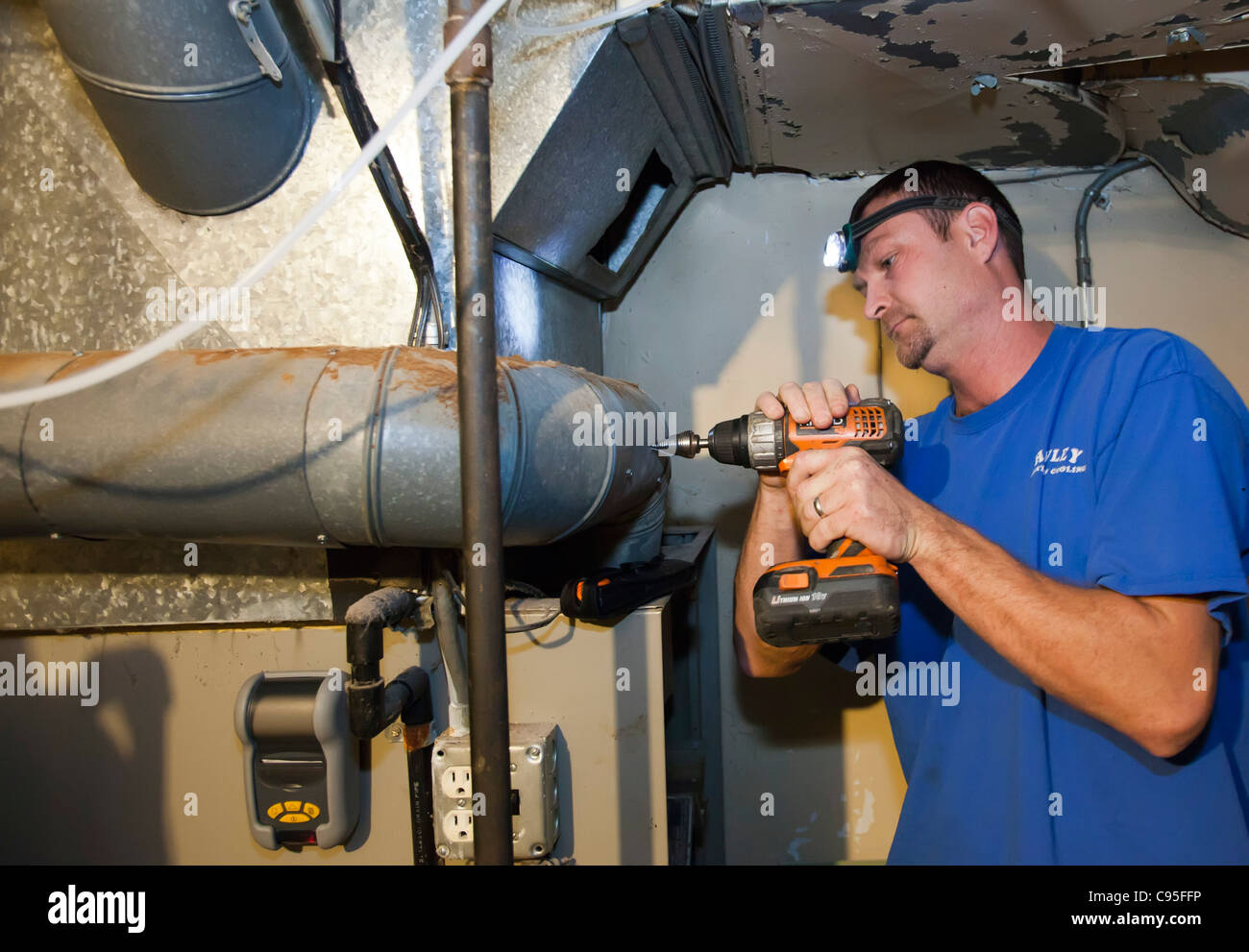 Techniker repariert erdgasbefeuerte gezwungen Luft Ofen Stockfoto