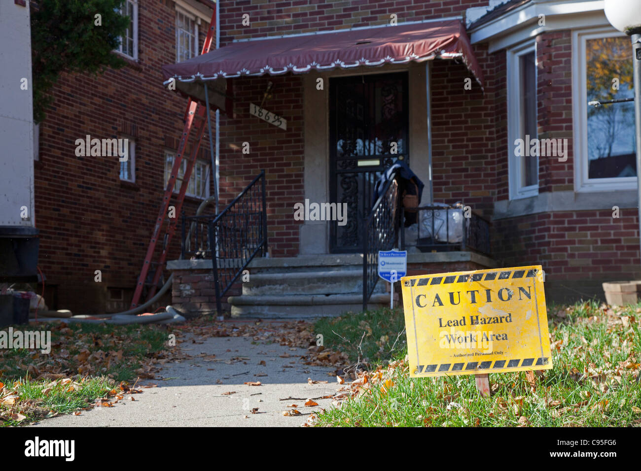 Detroit, Michigan - warnt ein Schild einer Blei-Gefahr in ein älteres Haus, wo die Bauarbeiten im Gange sind. Stockfoto