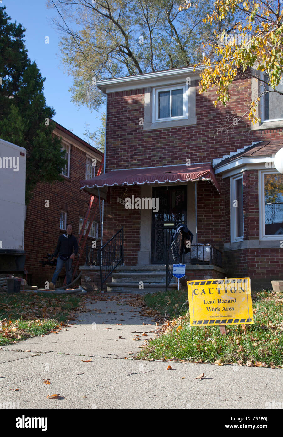 Detroit, Michigan - warnt ein Schild einer Blei-Gefahr in ein älteres Haus, wo die Bauarbeiten im Gange sind. Stockfoto