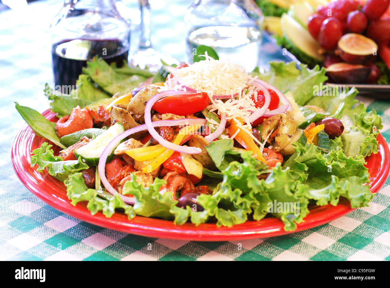 Teller mit Tortellini-Gemüse-Salat im restaurant Stockfoto