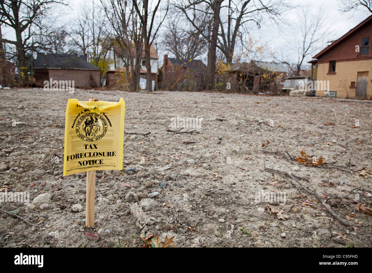 Detroit, Michigan - ein Steuerbescheid Abschottung auf ein unbebautes Grundstück veröffentlicht. Stockfoto