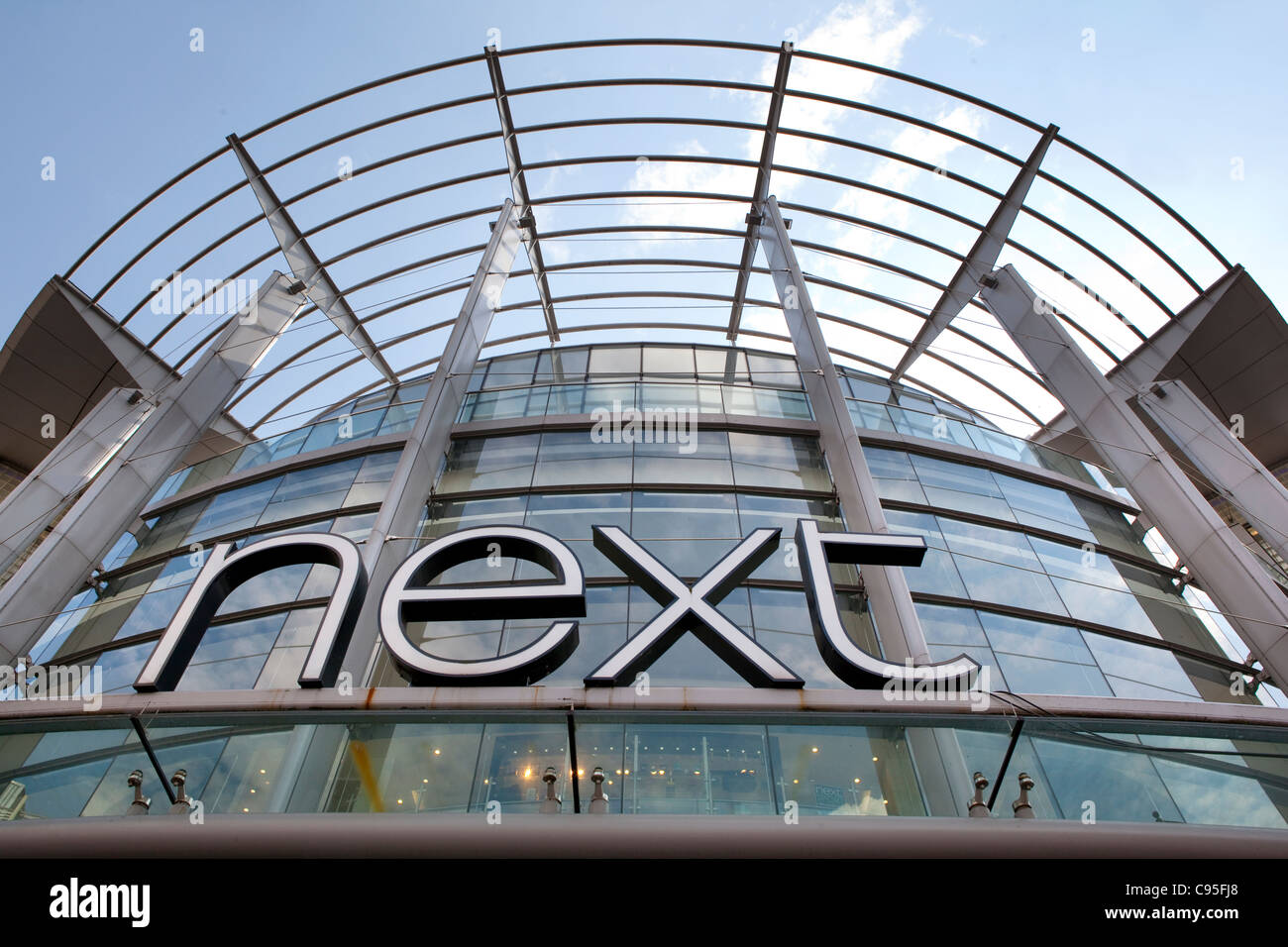 Nächste Logo auf Ladenfront. Stockfoto