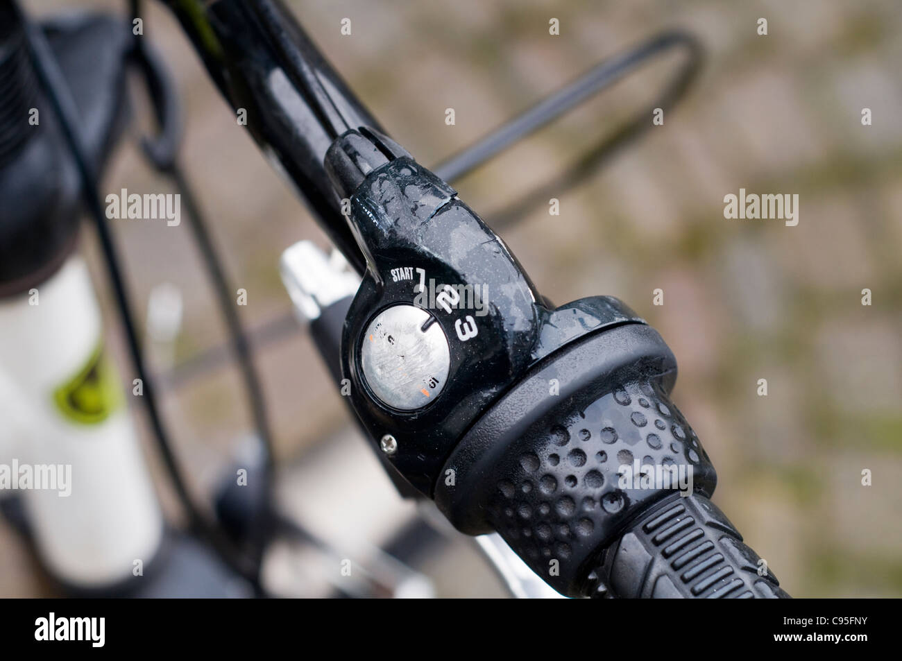 Detail der Ganganzeige am Lenker des Fahrrades ein junge Stockfotografie -  Alamy