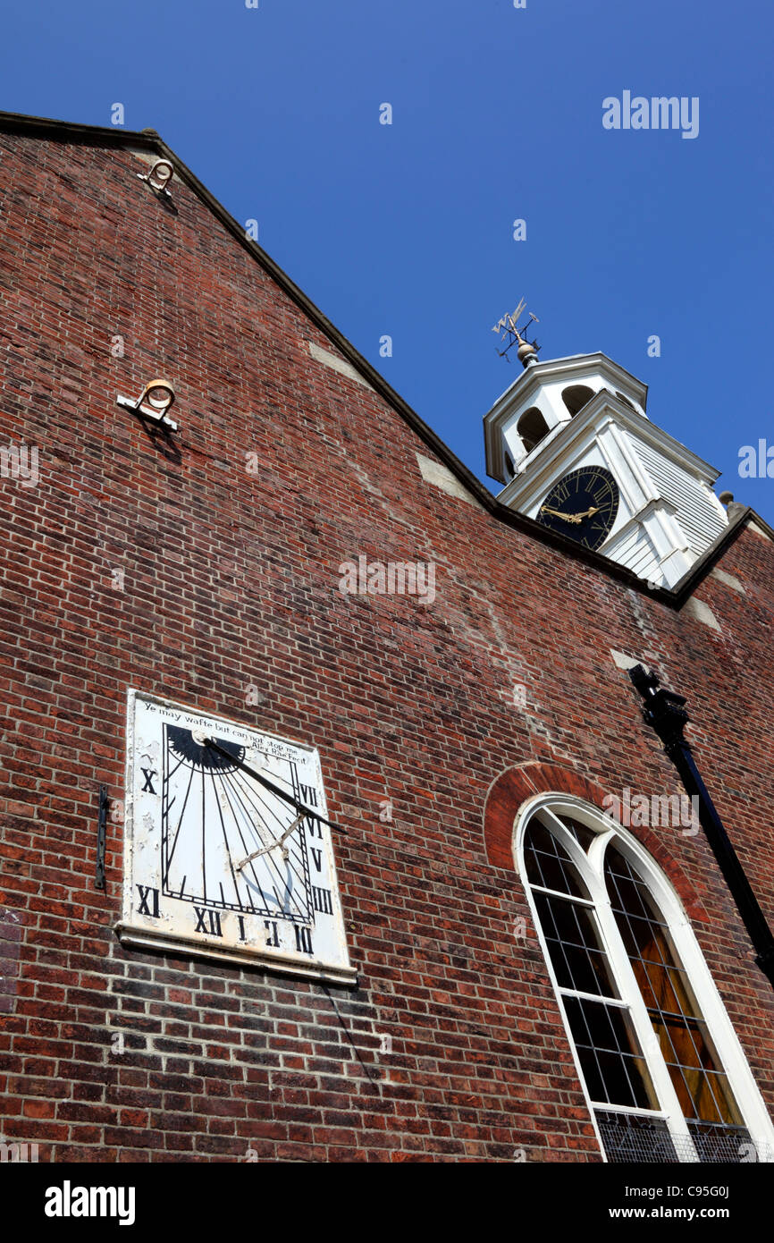 Sonnenuhr an der Wand des Königs Charles der Märtyrer-Kirche in der Nähe von The Pantiles, Royal Tunbridge Wells, Kent, England Stockfoto