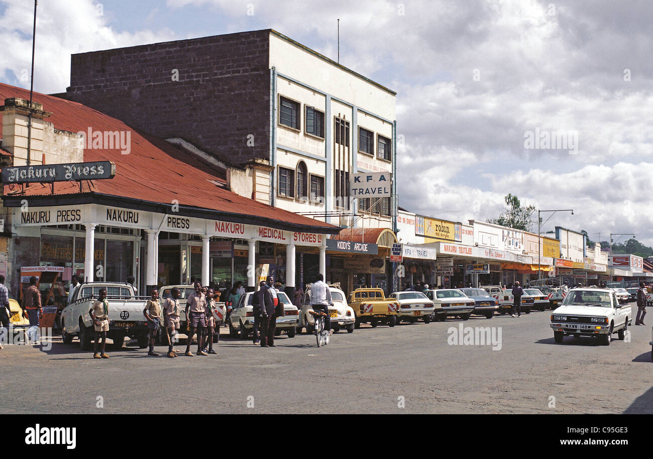 Main Street Kenyatta Avenue in Nakuru Stadt Kenia mit Geschäften Dukas geparkt, Auto und Verkehr Stockfoto