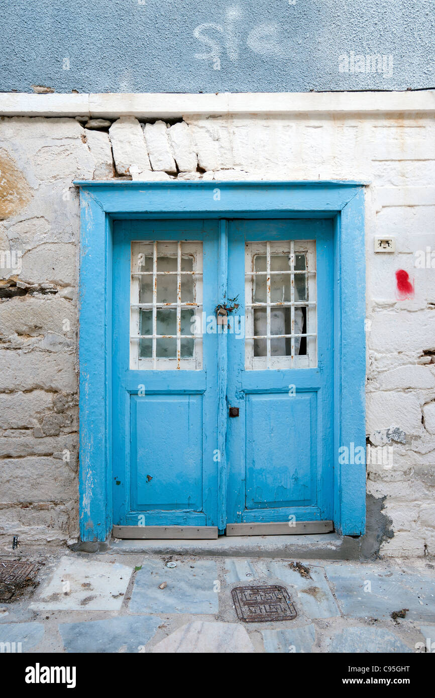 Vorhängeschloss blauen doppelten Eingangstür eines alten Hauses in Ermoupolis, auf den griechischen Kykladen Insel Syros. Stockfoto