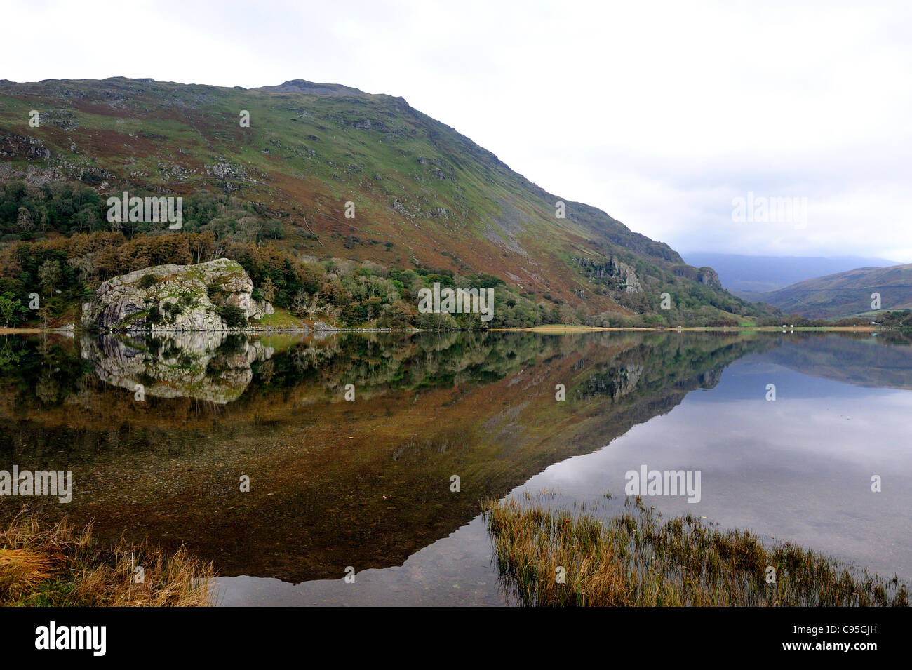 Llyn Gwynant am Fluß Glaslyn Snowdonia Nationalpark Gwynedd Nord wales uk Stockfoto