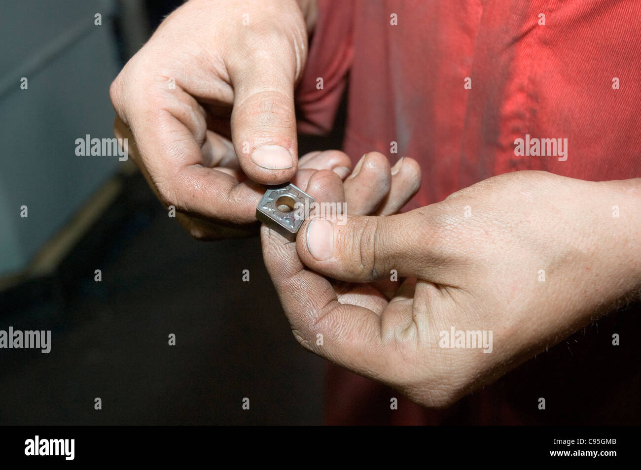 Nahaufnahme eines Industriearbeiters halten Metall Nuss Stockfoto