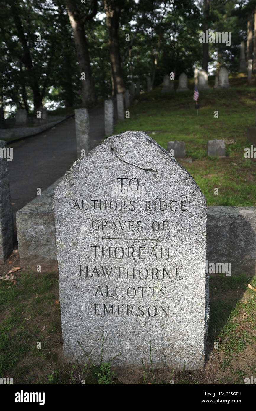 Melden Sie sich an Stein bei Sleepy Hollow Cemetery, in Richtung der Gräber von berühmten Autoren lebte in Concord, Massachusetts Stockfoto