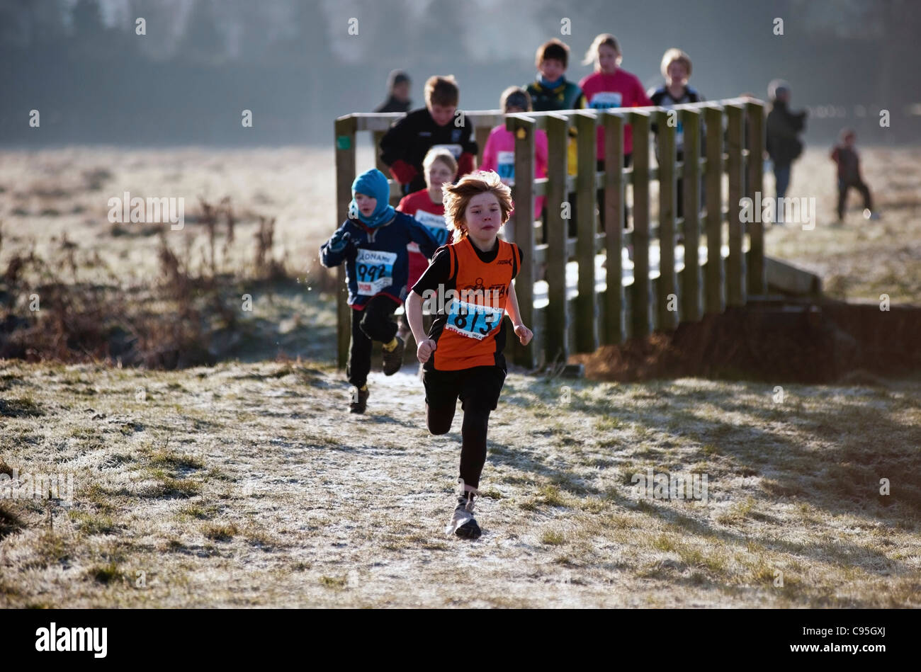 Kinder laufen im Club-Rennen Stockfoto