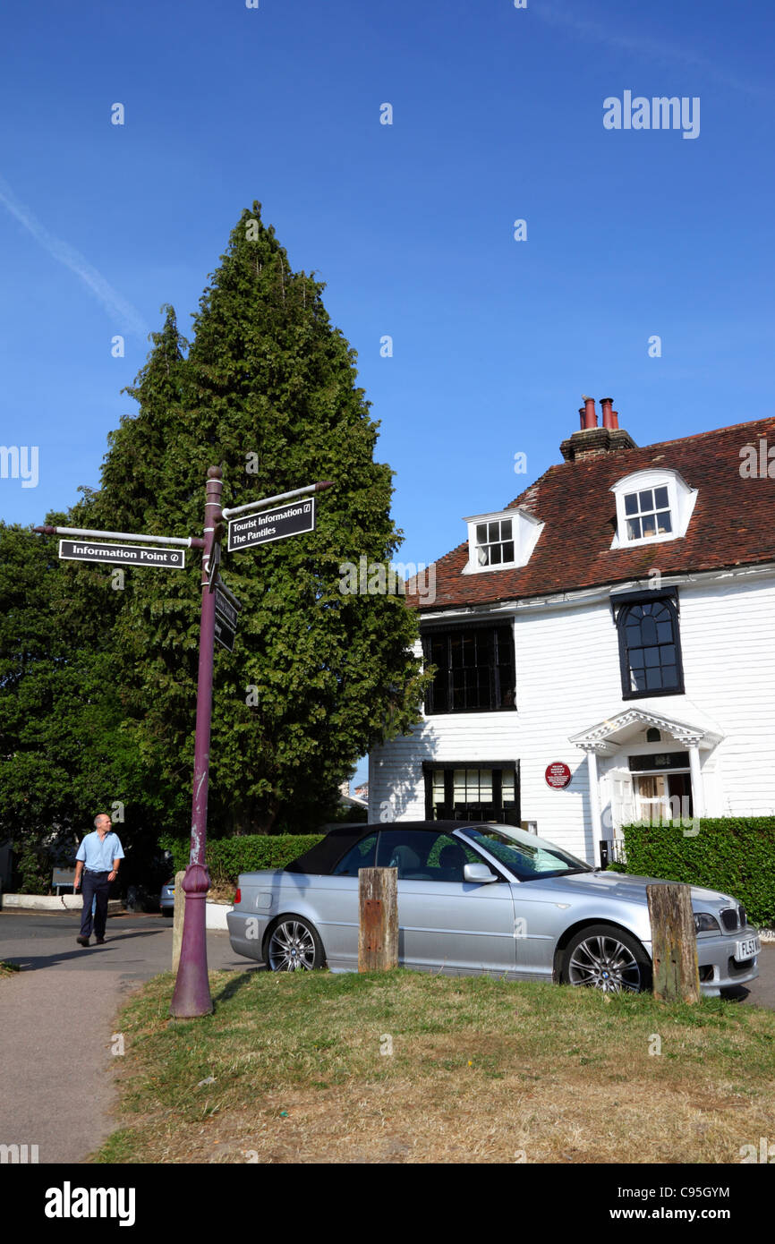 Melden Sie sich zum Pantiles and Thackeray's Restaurant, einem typischen Gebäude im kentischischen Stil mit weiß gestrichenen Wetterbrettern, Tunbridge Wells, Kent, England Stockfoto