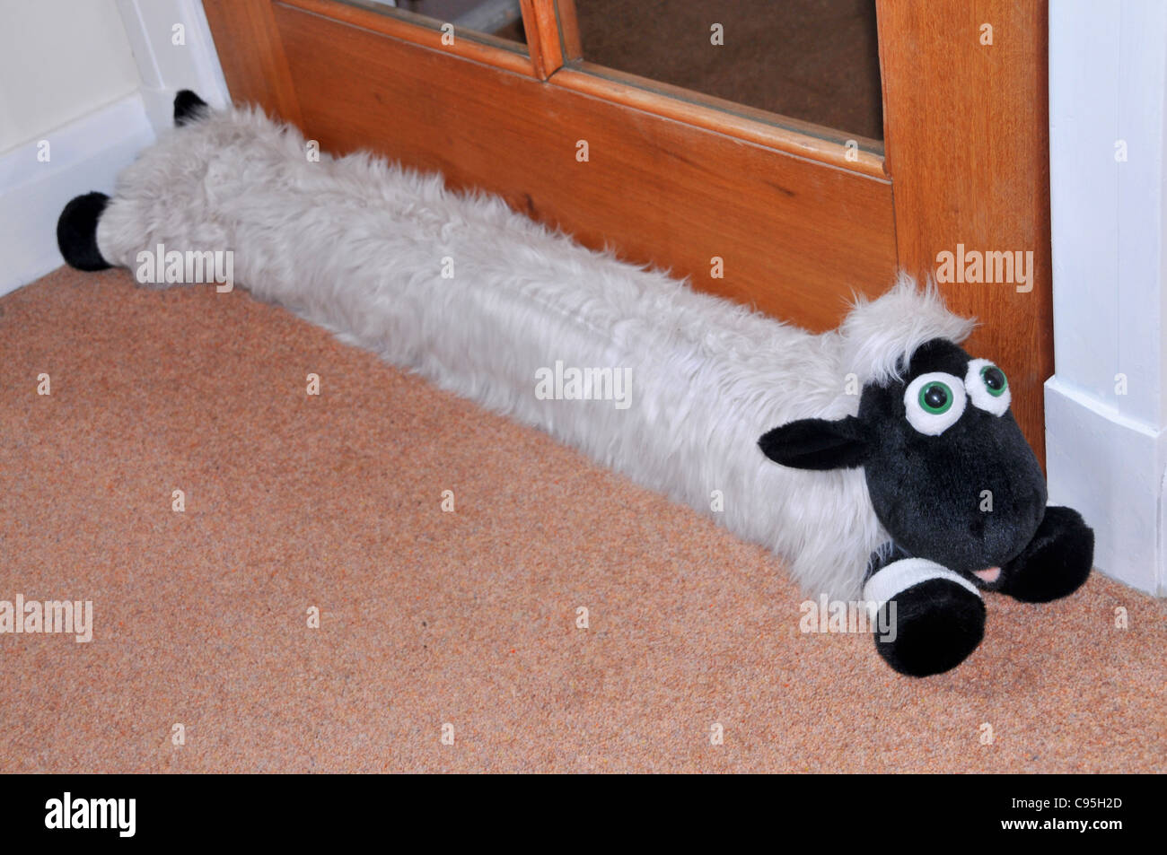 Eine Tür Entwurf Excluder in der Form eines Schafes. Stockfoto