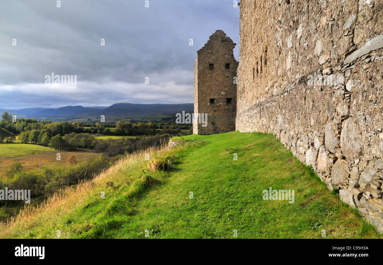 Blick auf die umliegende Landschaft aus den Trümmern der Ruthven Kaserne in der Nähe von Kingussie und Aviemore in den Highlands von Schottland. Stockfoto