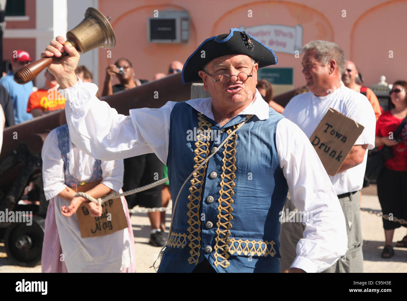 Eine Frau wird zu 'The Dunking Stuhl", als"Nag und Klatsch"in ein historisches Reenactment in St. Georges, Bermuda verurteilt. Stockfoto