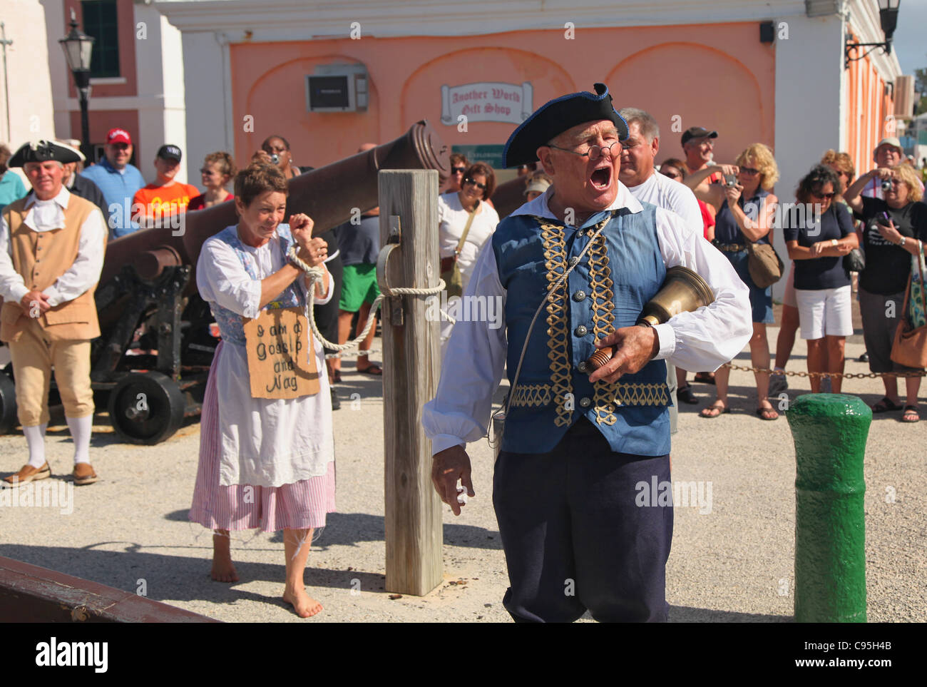 Eine Frau wird zu 'The Dunking Stuhl", als"Nag und Klatsch"in ein historisches Reenactment in St. Georges, Bermuda verurteilt. Stockfoto