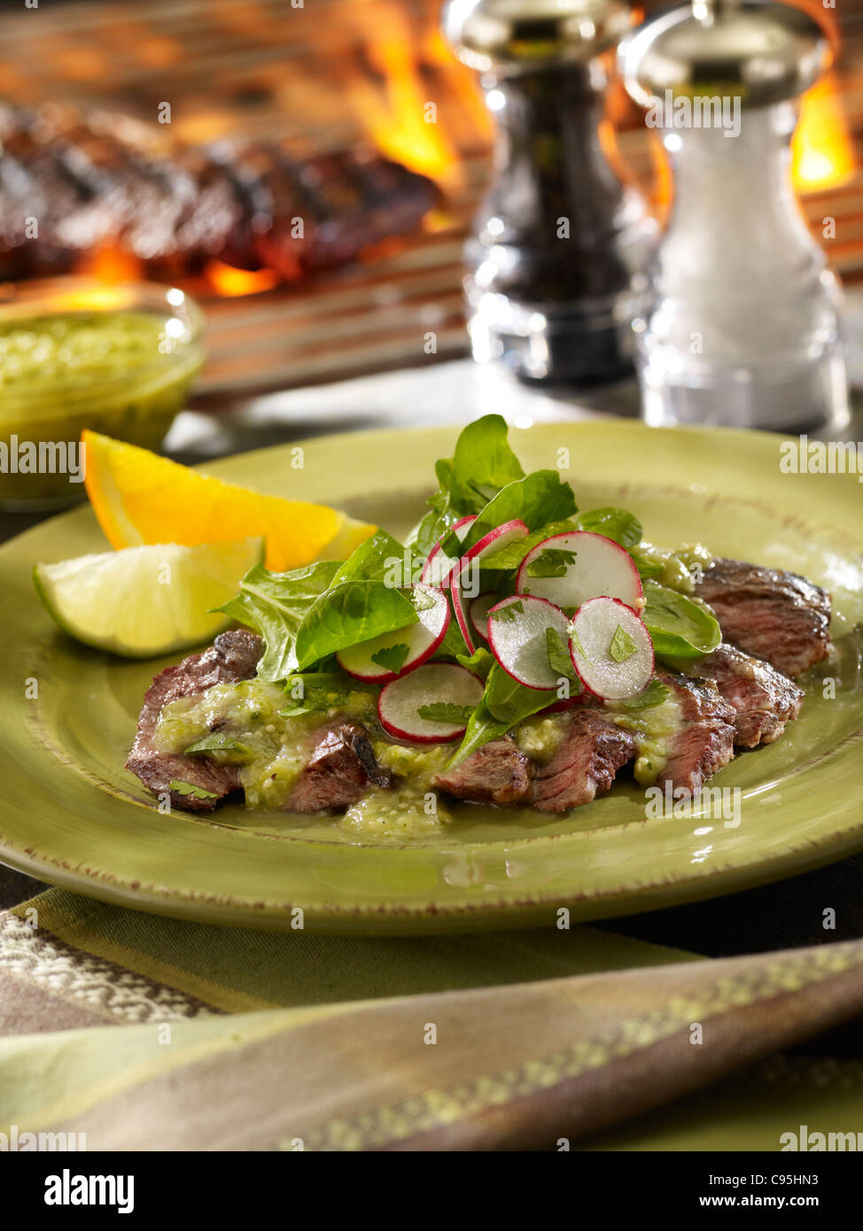 Gegrillte Rock Steak Salat mit einer Grill-Flamme Stockfoto