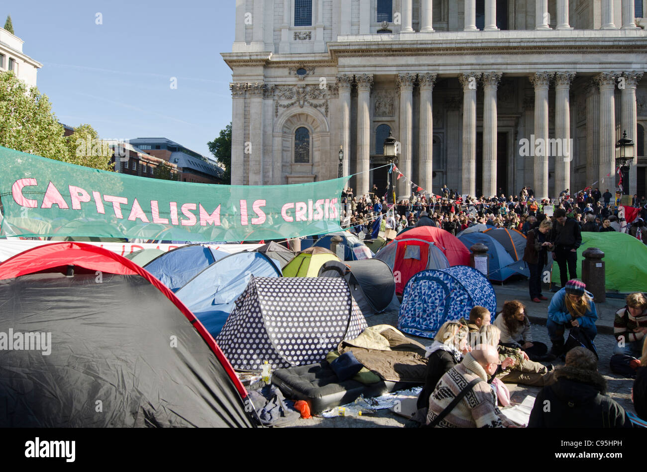 Anti-kapitalistischen Zelt Demonstranten St Pauls Cathedral, City of London Uk. London zu besetzen Stockfoto