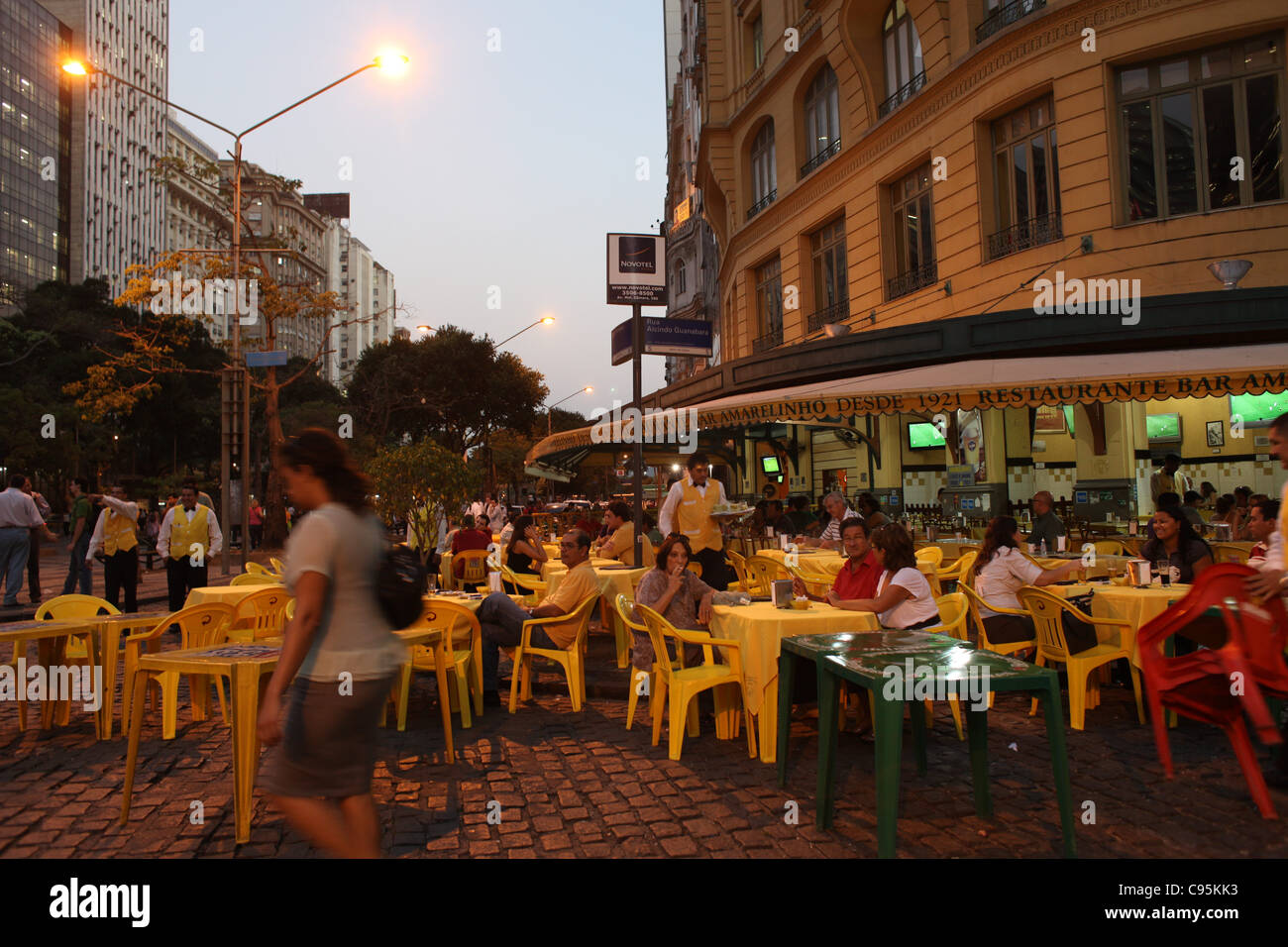 Die Amarelinho Bar und Restaurant im Praça Floriano in Rio De Janeiro, Brasilien Stockfoto