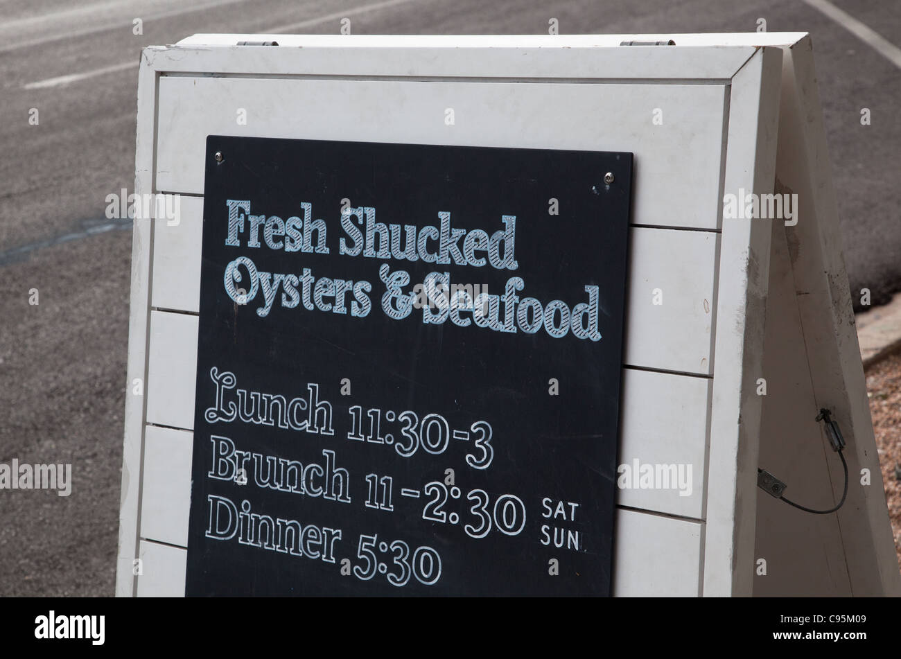 Shucked Austern & Meeresfrüchte unterzeichnen in Perla Restaurant in Austin, Texas Stockfoto
