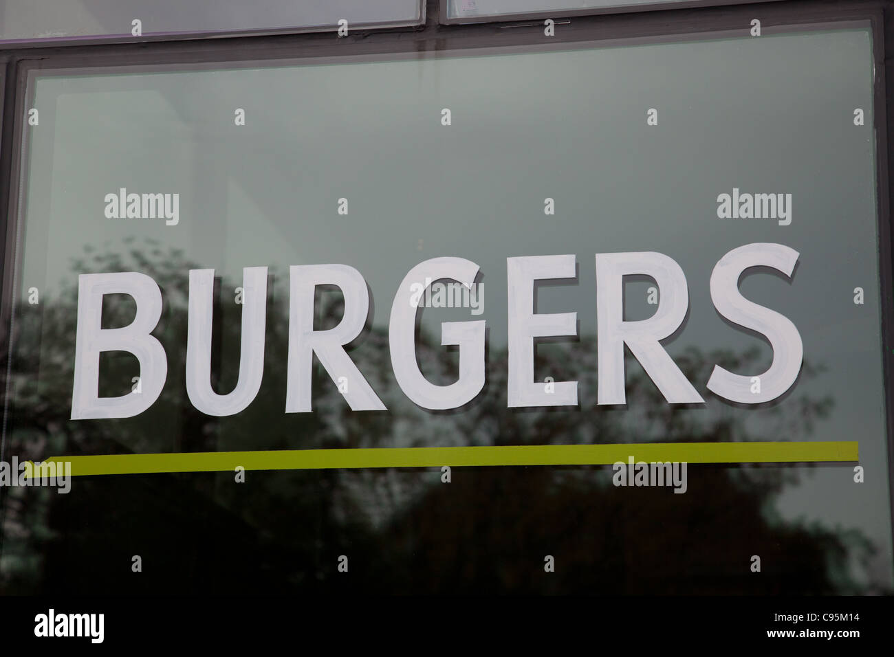 Burger-Zeichen auf dem Fenster von einem Burger-Restaurant in Austin, Texas Stockfoto