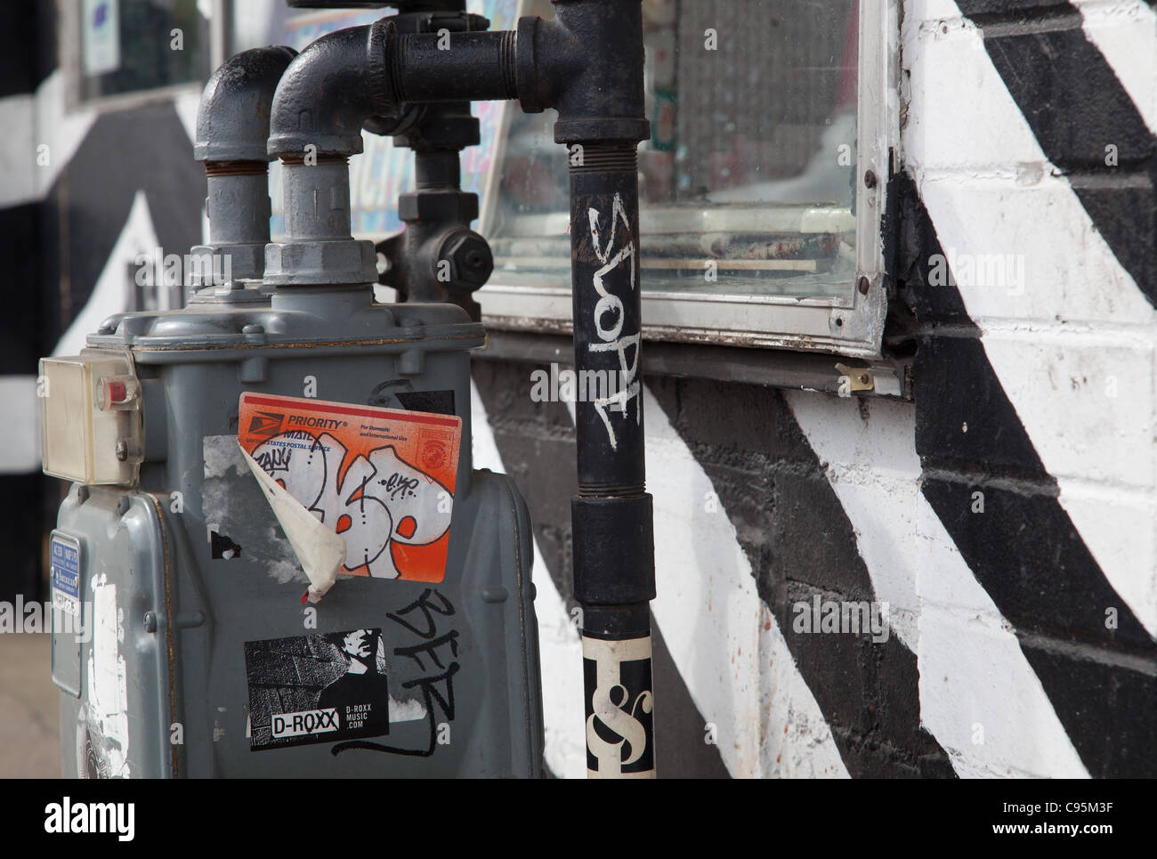 Eine Schwarz Weiss Gestreifte Wand Mit Graffiti In Austin Texas Stockfotografie Alamy