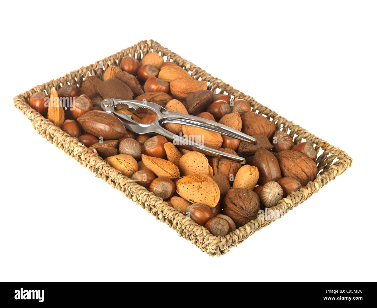 Weidenkorb oder Fach Der gesamte Allgemeine gesunde Nüsse mit ihren Lagerschalen auf gegen einen weißen Hintergrund mit Freistellungspfaden und keine Leute Stockfoto